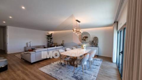 Apartamento T3 Novo C/ Terraço – Centro