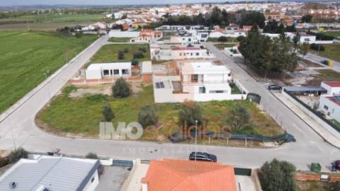 Terreno Urbano com Projeto Aprovado – Excelente Localização