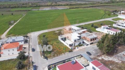 Terreno Urbano com Projeto Aprovado – Excelente Localização