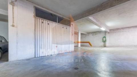 Vende-se Box Fechada Centro de Santarém