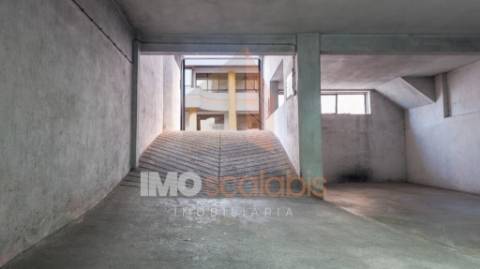 Vende-se Box Fechada Centro de Santarém