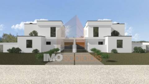 Moradia T4, com Piscina em Almeirim