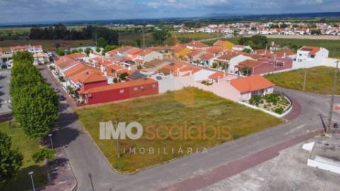 🏡 Moradia T4 Moderna com Piscina – Em Construção | 550 m² - Chave na Mão!