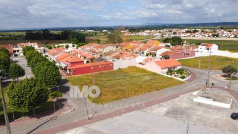 🏡 Moradia T4 Moderna com Piscina – Em Construção | 550 m² - Chave na Mão!