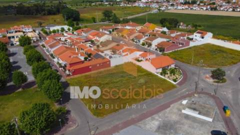 🏡 Moradia T4 Moderna com Piscina – Em Construção | 550 m² - Chave na Mão!