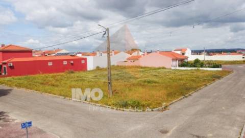 🏡 Moradia T4 Moderna com Piscina – Em Construção | 550 m² - Chave na Mão!