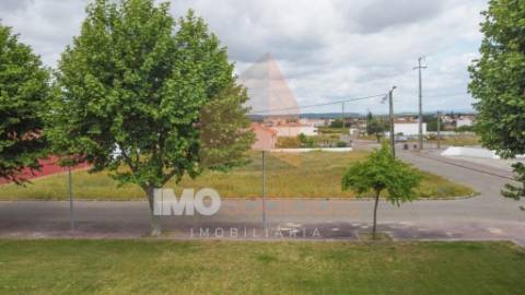 🏡 Moradia T4 Moderna com Piscina – Em Construção | 550 m² - Chave na Mão!