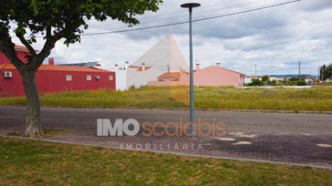 🏡 Moradia T4 Moderna com Piscina – Em Construção | 550 m² - Chave na Mão!