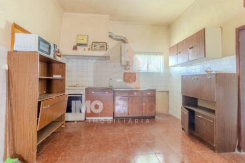 🏡 MORADIA T3 EM LOTE URBANO DE 2600m² – MOITA, PERNES