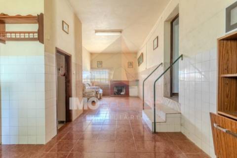 🏡 MORADIA T3 EM LOTE URBANO DE 2600m² – MOITA, PERNES