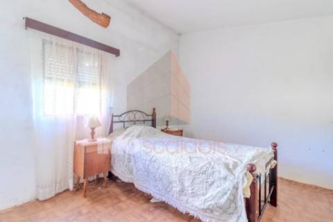 🏡 MORADIA T3 EM LOTE URBANO DE 2600m² – MOITA, PERNES