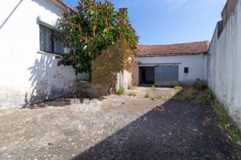 🏡 MORADIA T3 EM LOTE URBANO DE 2600m² – MOITA, PERNES