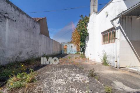 🏡 MORADIA T3 EM LOTE URBANO DE 2600m² – MOITA, PERNES