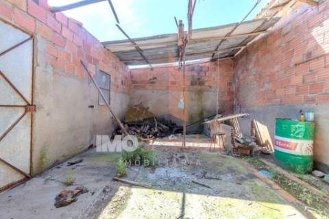 🏡 MORADIA T3 EM LOTE URBANO DE 2600m² – MOITA, PERNES