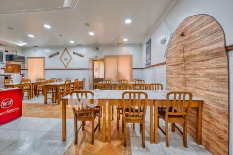 Café/Restaurante Totalmente Equipado – Pronto a Entrar | Trespasse