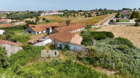 Moradia Térrea em Ruína Parcial c/ Terreno — Excelente Oportunidade a 2 km da A15 