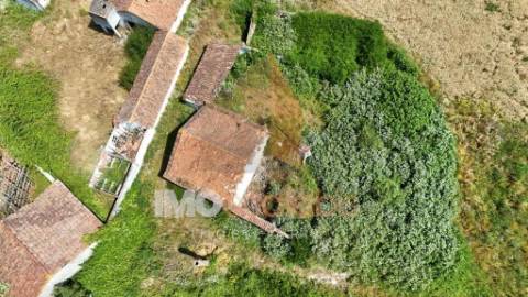 Moradia Térrea em Ruína Parcial c/ Terreno — Excelente Oportunidade a 2 km da A15 