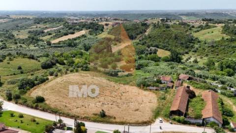 Moradia Térrea em Ruína Parcial c/ Terreno — Excelente Oportunidade a 2 km da A15 