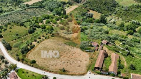 Moradia Térrea em Ruína Parcial c/ Terreno — Excelente Oportunidade a 2 km da A15 