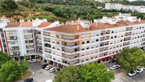 T2 com Varanda, Arrecadação e Excelente Exposição Solar - Santarém