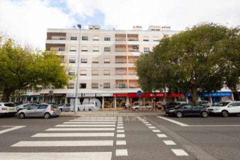 Apartamento T2 com Varanda, Arrecadação, Sala de 31 m² com Lareira e Excelente Exposição Solar