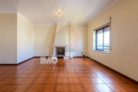 Apartamento T2 com Varanda, Arrecadação, Sala de 31 m² com Lareira e Excelente Exposição Solar