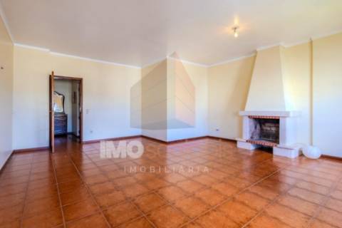 Apartamento T2 com Varanda, Arrecadação, Sala de 31 m² com Lareira e Excelente Exposição Solar