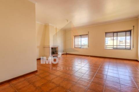 Apartamento T2 com Varanda, Arrecadação, Sala de 31 m² com Lareira e Excelente Exposição Solar