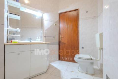 Apartamento T2 com Varanda, Arrecadação, Sala de 31 m² com Lareira e Excelente Exposição Solar