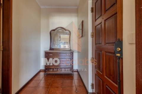 Apartamento T2 com Varanda, Arrecadação, Sala de 31 m² com Lareira e Excelente Exposição Solar