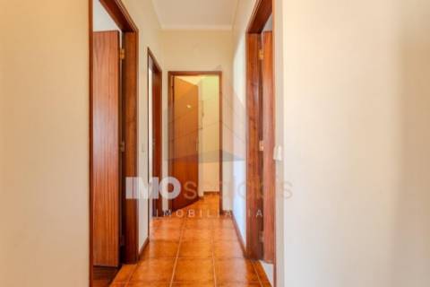 Apartamento T2 com Varanda, Arrecadação, Sala de 31 m² com Lareira e Excelente Exposição Solar