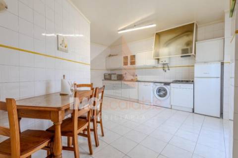 Apartamento T2 com Varanda, Arrecadação, Sala de 31 m² com Lareira e Excelente Exposição Solar