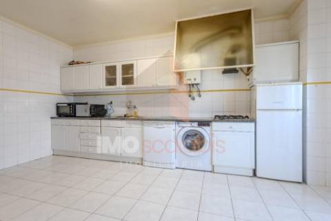 Apartamento T2 com Varanda, Arrecadação, Sala de 31 m² com Lareira e Excelente Exposição Solar