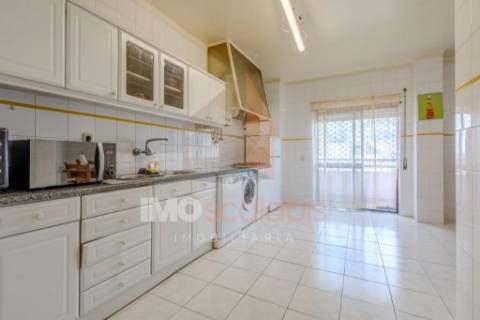 Apartamento T2 com Varanda, Arrecadação, Sala de 31 m² com Lareira e Excelente Exposição Solar