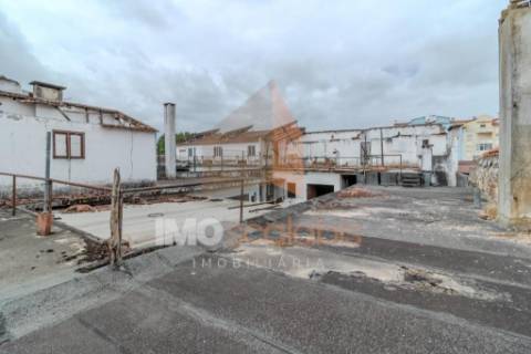 Moradias para Reabilitação Total em Almeirim – Oportunidade de Investimento