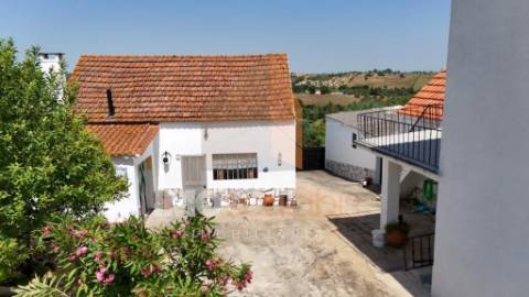 Moradia T5 com Terreno para Cultivo em Abitureiras, Santarém