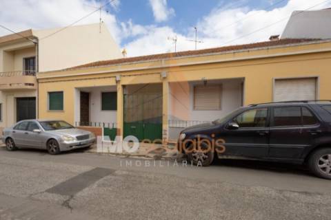 Conjunto 3 Moradias Independentes, Alpiarça – Ideal para Remodelação-Potencial de Rentabilidade