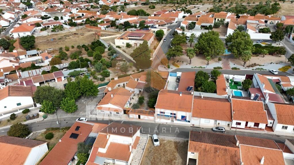 Lote de Terreno Urbano com Casa de Habitação em Vale de Cavalos, Chamusca