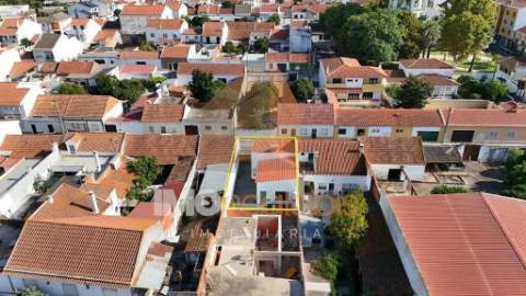 Moradia T2 Térrea com Quintal – Almeirim