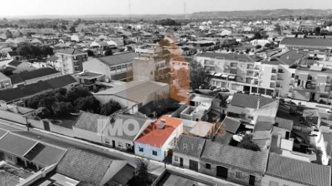 Moradia T2 Térrea com Quintal – Almeirim