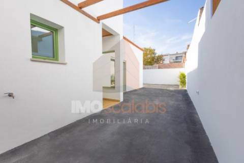 Moradia T2 Térrea com Quintal – Almeirim