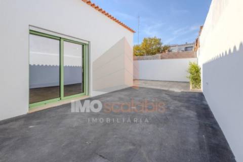 Moradia T2 Térrea com Quintal – Almeirim