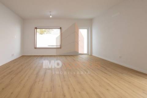 Moradia T2 Térrea com Quintal – Almeirim