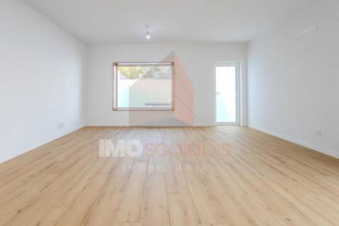 Moradia T2 Térrea com Quintal – Almeirim