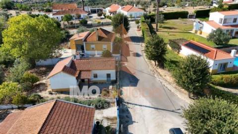 Moradia T2 com Terreno – Casais da Aroeira, Santarém