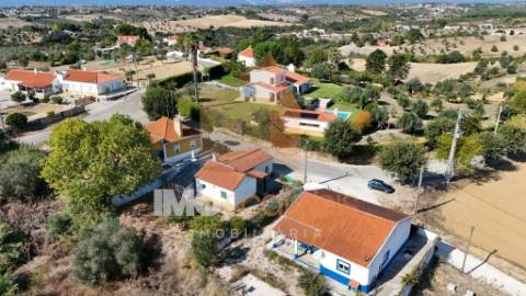 Moradia T2 com Terreno – Casais da Aroeira, Santarém