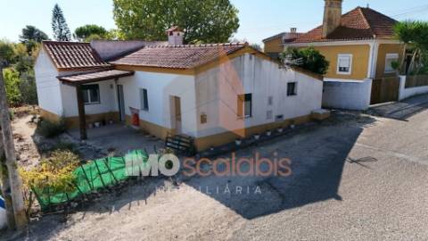 Moradia T2 com Terreno – Casais da Aroeira, Santarém
