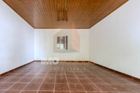 Moradia T2 com Terreno – Casais da Aroeira, Santarém