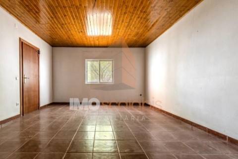 Moradia T2 com Terreno – Casais da Aroeira, Santarém