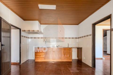 Moradia T2 com Terreno – Casais da Aroeira, Santarém